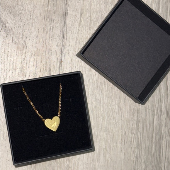 Jewelry - Gold Heart Pendant Necklace With “Ni Modo” written on it